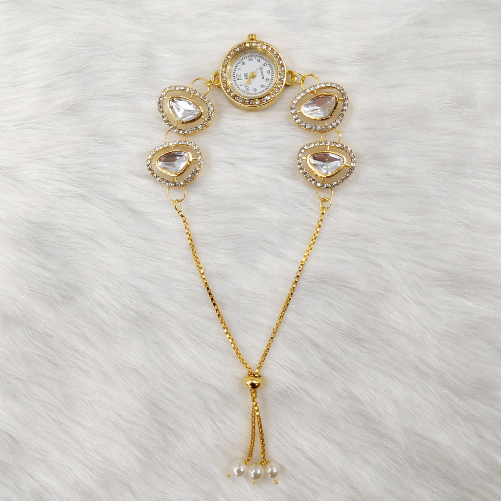 Elegant gold bracelet with heart details